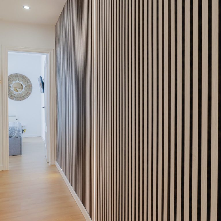 Interior con suelo de madera y revestimiento de listones